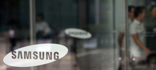 삼성이 여름철 에너지 절감 차원에서 그룹 계열사 임직원들의 복장 간소화 제도를 적용한 가운데 29일 오후 서울 서초구 삼성사옥에서 간편한 복장의 직원·관계자들이 오가고 있다.